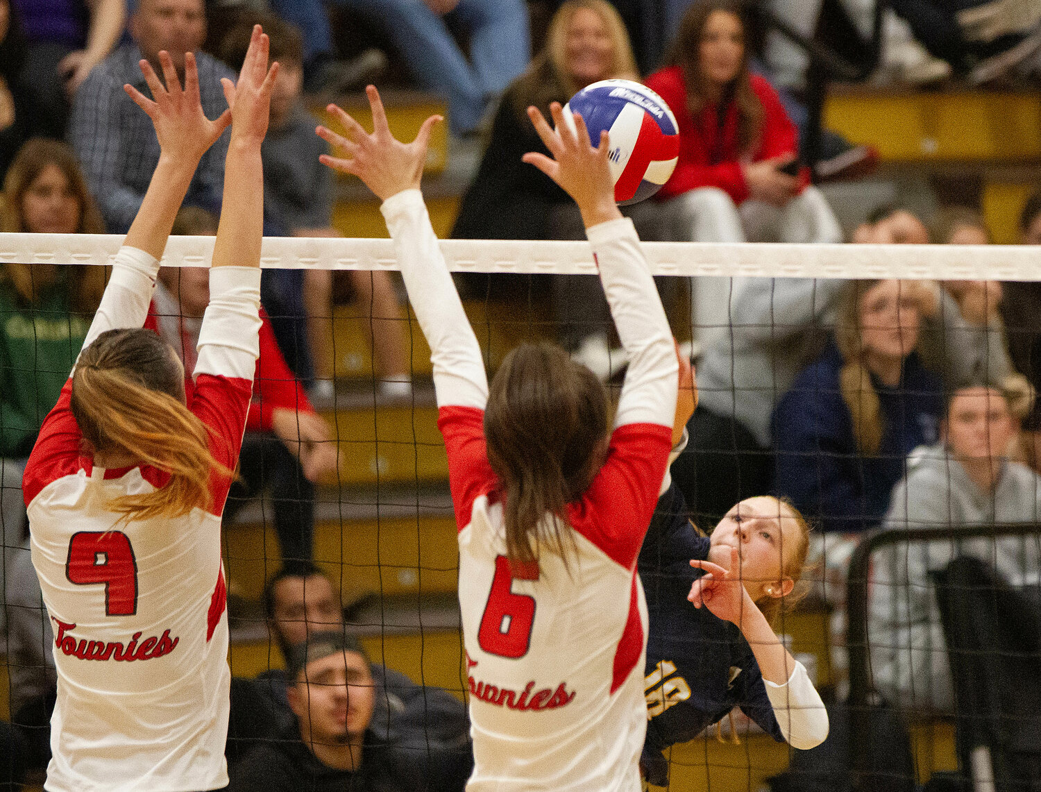 Top-seeded Townies edge Eagles in Division II girls' volleyball